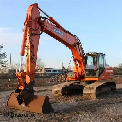 Гусеничный экскаватор Doosan DX225LC с планировочным ковшом