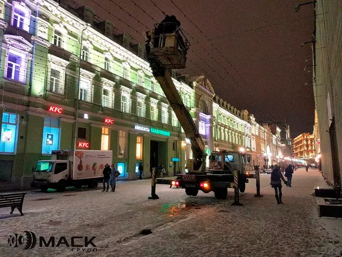 Автовышки для украшения города к Новому Году